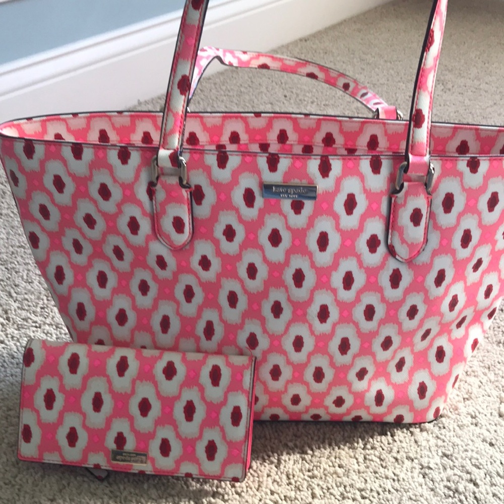 Kate Spade medium satchel. Zipper closure. Wallet included